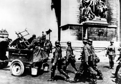 German troops marching past the Arc de Triomphe, Paris, June 1940 by Unbekannt