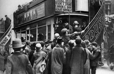 Getting on a bus in Ludgate Hill, London, 1926-1927 by Unbekannt