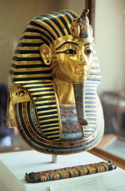 Gold and lapis lazuli funerary mask of Tutankhamun, King of Egypt by Unbekannt