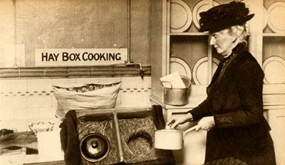 Hay box cooking, First World War by Unbekannt