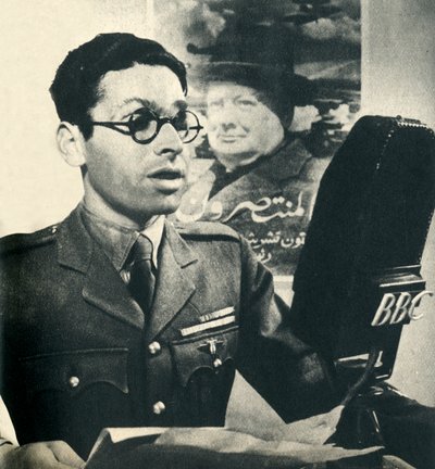 He Reads the News in Moroccan Arabic. A Member of the Fighting French Army, 1942 by Unbekannt