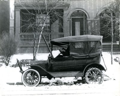 Hermann von Schrenk in a 1916 Ford in front of his house at 4139 McPherson, St. Louis, Mo by Unbekannt