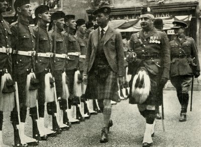 His Majesty Inspecting The Guard Of Honour Of The Black Watch At Perth in August by Unbekannt