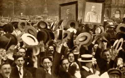 Hoch the Kaiser!: cheering crowds in the streets, Berlin, Germany by Unbekannt