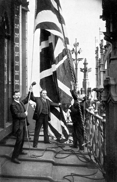 Hoisting the Union Jack, Houses of Parliament, Westminster, c1905 by Unbekannt