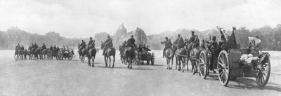 Horse-drawn artillery passing the Palace of Versailles, France, August 1914 by Unbekannt
