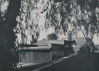 House at Los Angeles by Richard J. Neutra - The aspect from the road approach by Unbekannt