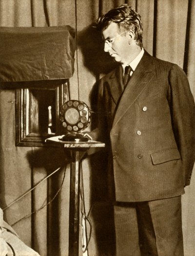 John Logie Baird watching the first play to be televised, 14 July 1930 by Unbekannt
