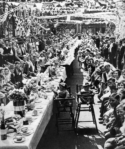 Jubilee Tea Party for Children in Orville Road, Battersea, London, 1935 by Unbekannt