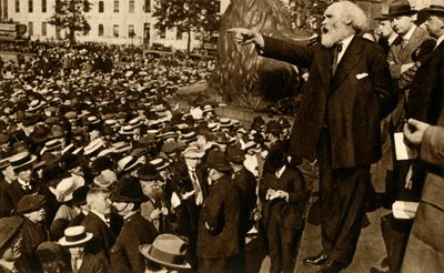 Keir Hardie Gives a Speech in Trafalgar Square, London, 2 August 1914 by Unbekannt