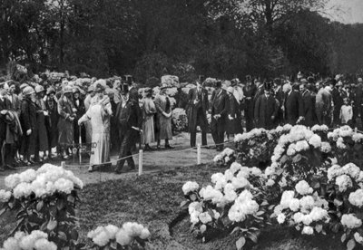 King George V and Queen Mary Visit the Annual Spring Flower Show at Chelsea, London, 1926-1927 by Unbekannt