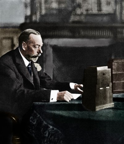 King George V broadcasting to the empire on Christmas Day, Sandringham, 1935 by Unbekannt