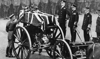 King George V places a wreath on the coffin of an unknown soldier, Whitehall, London by Unbekannt