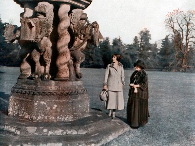 Lady Elizabeth Bowes-Lyon and the Countess of Strathmore, Glamis Castle, Scotland by Unbekannt