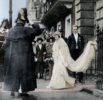 Lady Elizabeth Bowes-Lyon on her way to be married at Westminster Abbey, 26 April 1923, 1937 by Unbekannt