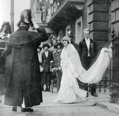 Lady Elizabeth Bowes-Lyon on her way to be married at Westminster Abbey, 26 April 1923, 1937 by Unbekannt