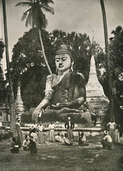 Large Figure of Buddha on Shwe Dagon Platform, Rangoon by Unbekannt
