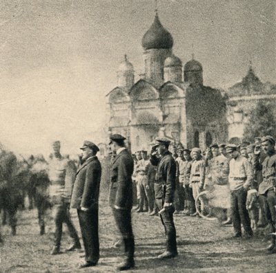 Lenin Reviews the 11th Group of Graduates of the First Moscow Soviet Machine-Gun Commander School by Unbekannt