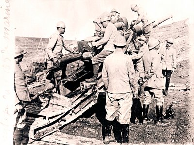 Loading shell into 155 mm gun, c1914-c1918 by Unbekannt