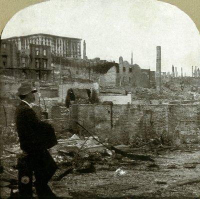 Looking north up Mason St. from Eddy - Ruins of the Fairmont hotel, 1906 by Unbekannt