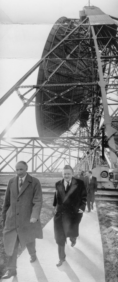 Lord Hailsham and Professor Alfred Lovell at Jodrell Bank, Cheshire, March 1960 by Unbekannt