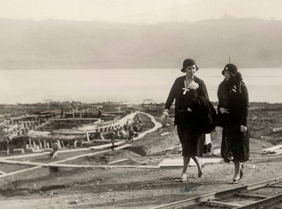 Millicent Veronica Willison, wife of William Randolph Hearst, visiting the work for the recovery of ancient Roman ships from the Lake of Nemi, c.1930 by Unbekannt