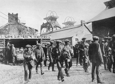 Miners leaving the pithead after the expiration of their strike notices, 1915 by Unbekannt