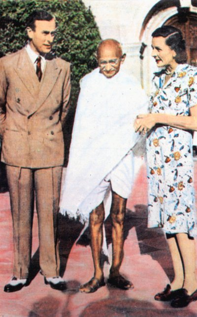Mohandas Karamchand Gandhi 1869-1948, Standing Between Lord and Lady Mountbatten by Unbekannt