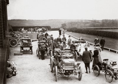 Motor cars parked outside a country house during the 1000 Mile Trial by Unbekannt