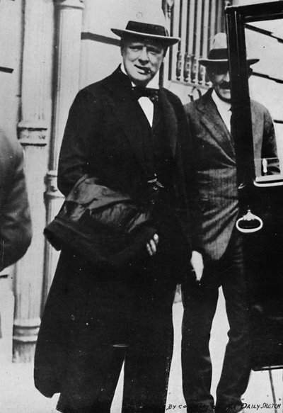 Mr. Churchill went to the Peace Conference in Paris by Unbekannt