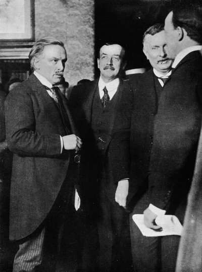 Mr. Lloyd George, Mr. Runciman, and Mr. Henderson at the Park Hotel, Cardiff, after their interview by Unbekannt