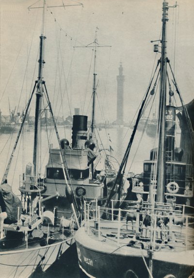 Naval Trawler, HMS Liffy Alongside a Grimsby Fishing Vessel in Grimsby Docks by Unbekannt