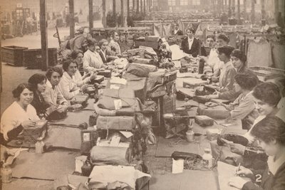 Nimble Assistants at the military post office in London, which dealt with the huge quantity of mail by Unbekannt