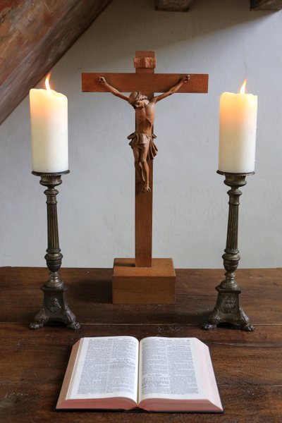Candles, Crucifix and Bible, Lutheran Temple by Unbekannt