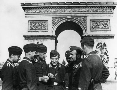 Occupying German Troops at the Arc de Triomphe, Paris, June 1940 by Unbekannt