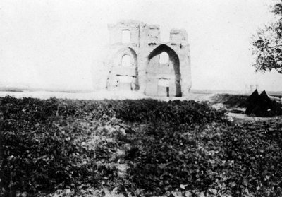 Old ruin on the banks of the Tigris River, Mosul, Mesopotamia by Unbekannt