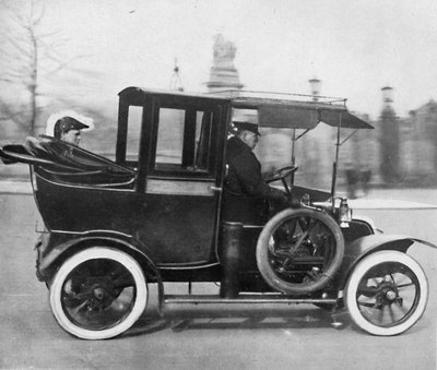 On 2nd March 1911, Home Secretary, Mr. Winston Churchill went to the Palace by Unbekannt