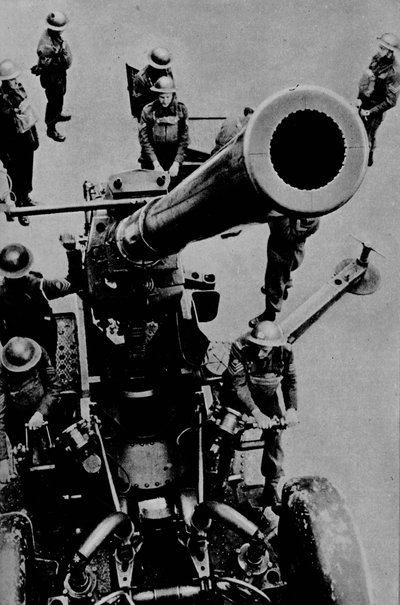 On target! - A 3.7 inch gun detachment at battle practice by Unbekannt