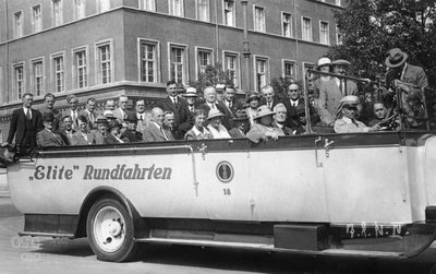 Open-Topped People Carrier by Unbekannt