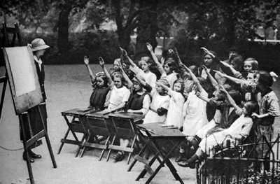 Open air class in Lincolns Inn Fields, London by Unbekannt