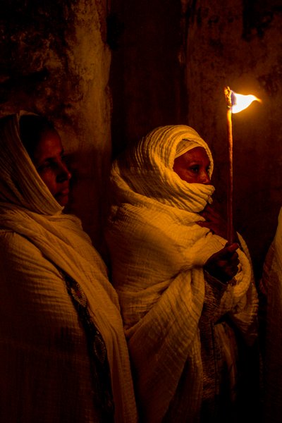 Orthodox Easter Vigil at the Coptic Section of the Holy Sepulcher, Jerusalem, Israel, 2018 (photo) by Unbekannt
