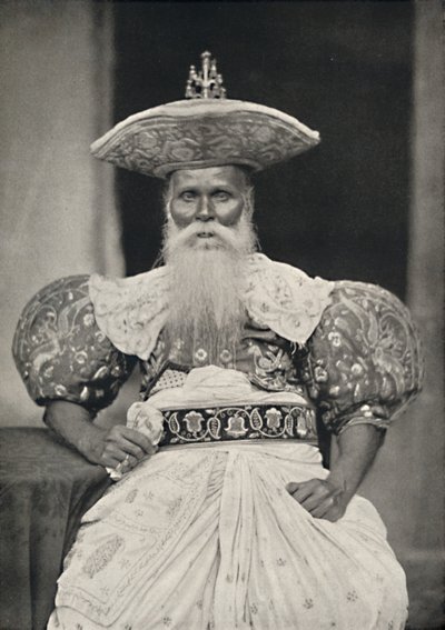Ortsvorstand in Kandy in Traditional Sinhalese Dress, 1926 by Unbekannt