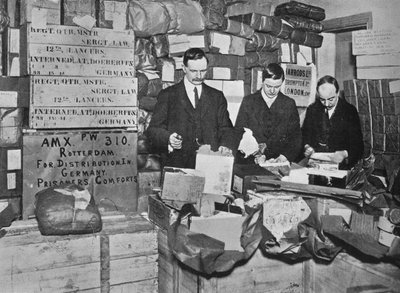 Packing Gifts for Despatch to British Prisoners in Germany, 1915 by Unbekannt