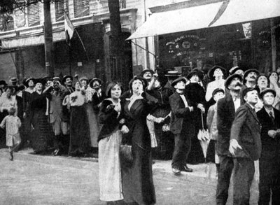 Parisians Watching a German Aeroplane, First World War, 1914 by Unbekannt