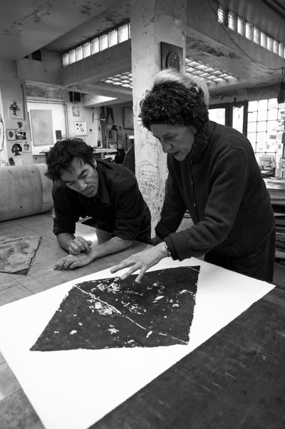 Pascal Gauvard, co-founder of Pasnic engraving workshop, Annie-Paule Thorel, French painter. Analysis of a print. Pasnic engraving workshop in Paris in 2009. by Unbekannt