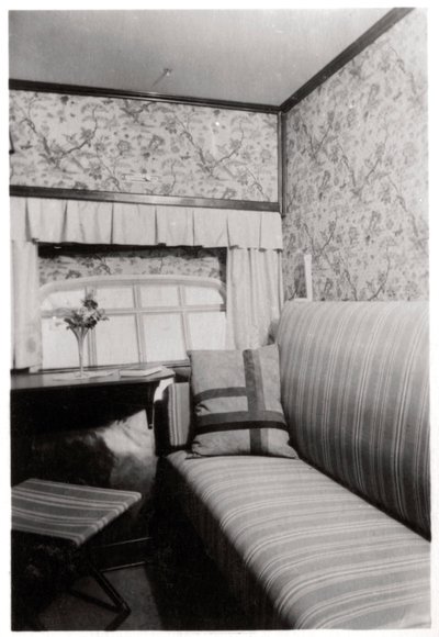 Passenger cabin during the day, Zeppelin LZ 127 Graf Zeppelin, 1933 by Unbekannt
