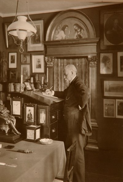 Pavel Shukovsky, Russian artist, at work, early 20th century by Unbekannt
