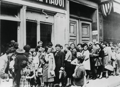 People queuing outside a dairy shop, German-occupied Paris, 26 July 1940 by Unbekannt