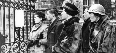 People reading the bulletins of King George V