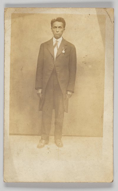 Photographic postcard of a man in a suit, 1904-1918 by Unbekannt